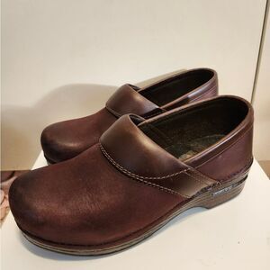 Dansko "Pro" Antique Burgundy Oiled Leather Closed-Back Clogs  Sz 7/37 Ret $160